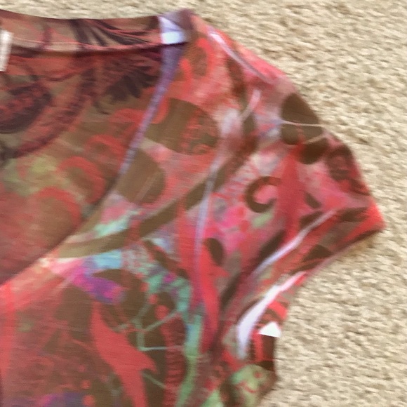 🆕🔥CHARLOTTE RUSSE REALLY CUTE V-NECK SHORT SLEEVE SHIRT MULTICOLORED FITTED - Picture 3 of 4